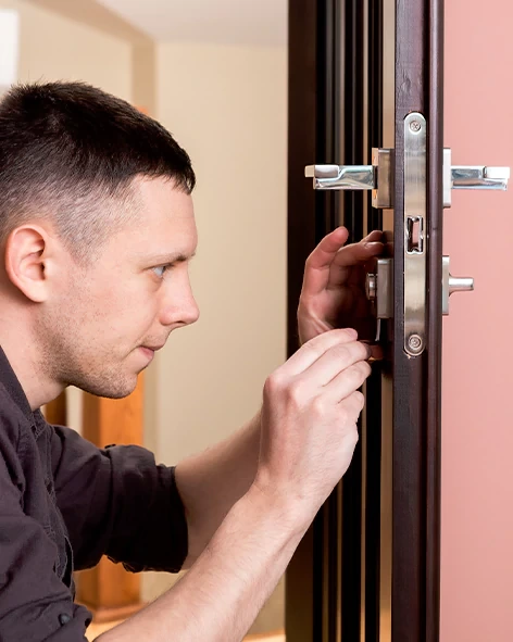 : Professional Locksmith For Commercial And Residential Locksmith Services in Town n Country, FL